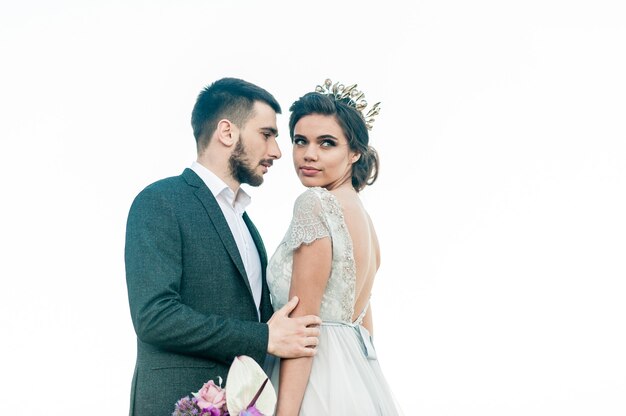 Recién casados felices con un ramo de flores