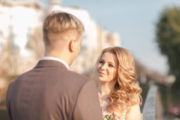 Recién casados feliz pareja de pie en el puente. foto con espacio de copia