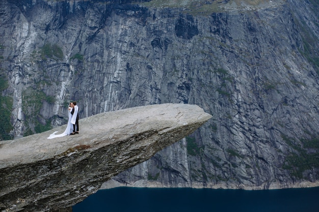 Recién casados en un fragmento de roca en Noruega llamada lengua de Troll