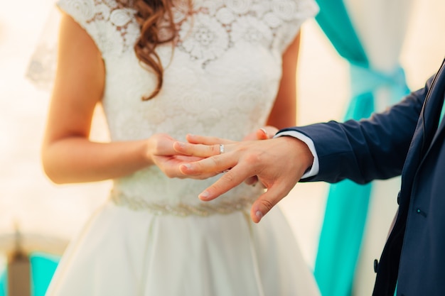 Los recién casados intercambian anillos en una boda