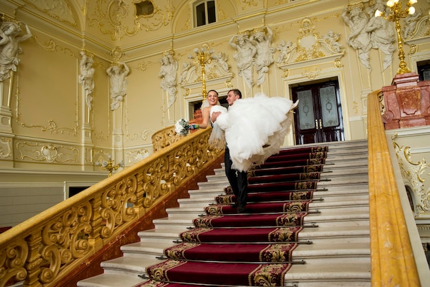 Recién casados en un palacio.