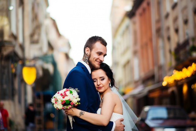 Recién casados posando en la ciudad