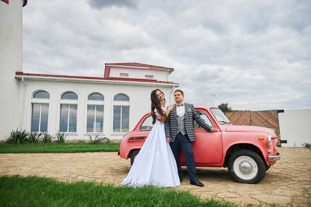 Recién casados posando juntos en un faro