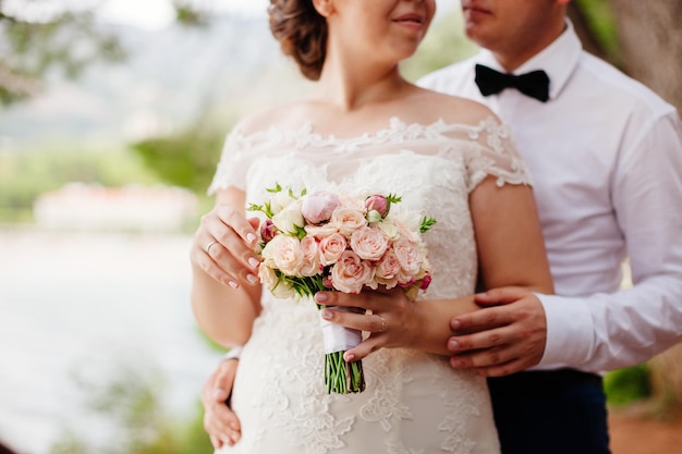 Recién casados con ramo de boda juntos