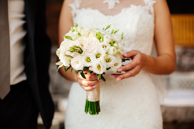 Recién casados con ramo de boda juntos