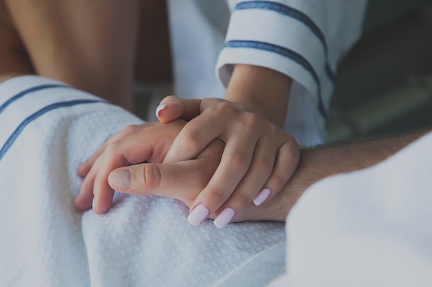 Foto recién casados en vestidos de hotel blanco beber café de la mañana en el balcón