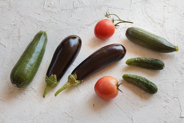 Recién cogido tomates, pepinos, calabacines y berenjenas.