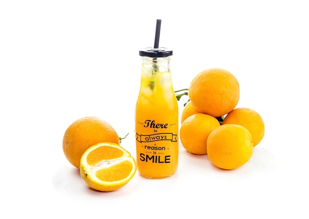 Recién exprimido sabroso dulce saludable jugo de naranja y naranjas closeup sobre fondo blanco.