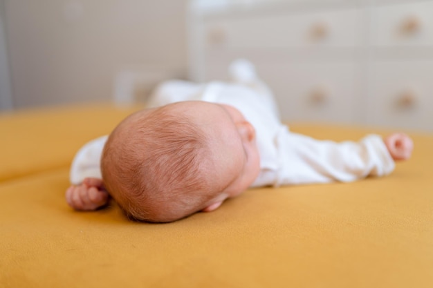 Recién nacido la fontanela en la coronilla de la cabeza. el pelo del recién nacido. cabeza de bebe recien nacido