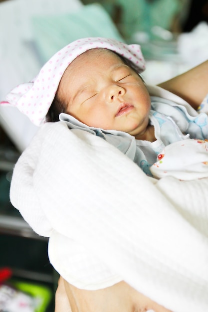 Recién nacido niña asiática durmiendo