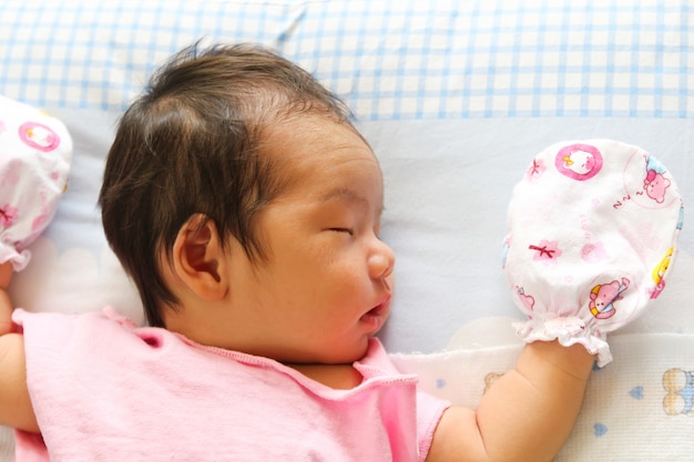 Recién nacido niña asiática durmiendo