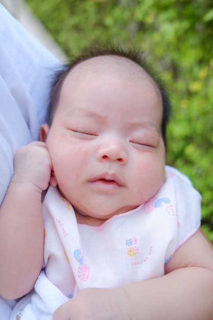 Recién nacido niña asiática durmiendo