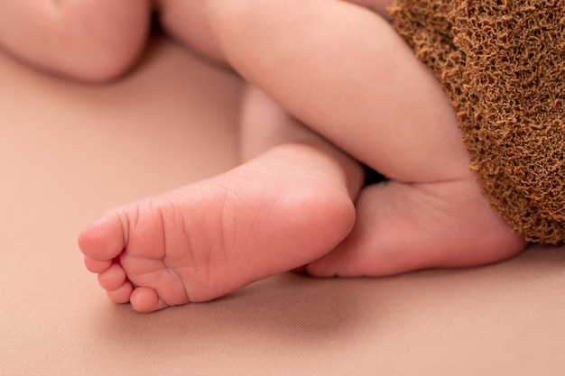 Foto recién nacido. pies de un bebé recién nacido durmiendo.