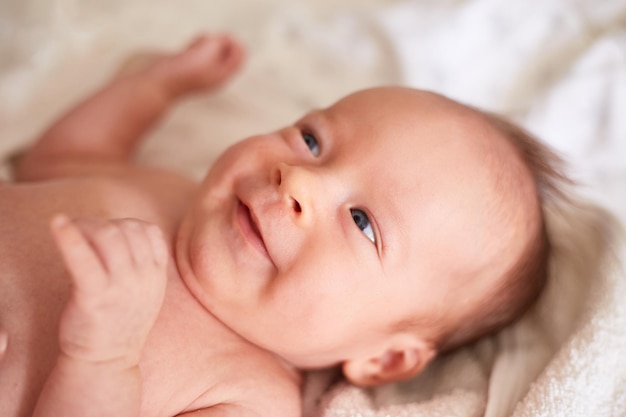 Recién nacido sonriente bebé de un mes de edad bebé sonriente