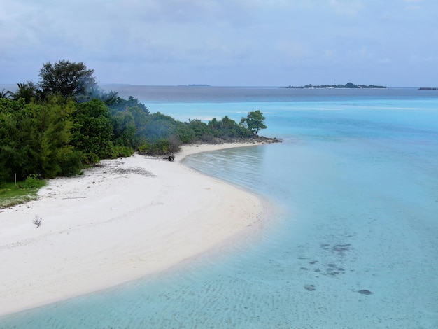 Recife de corais de viagem paradisíaca perto das ilhas Maldivas