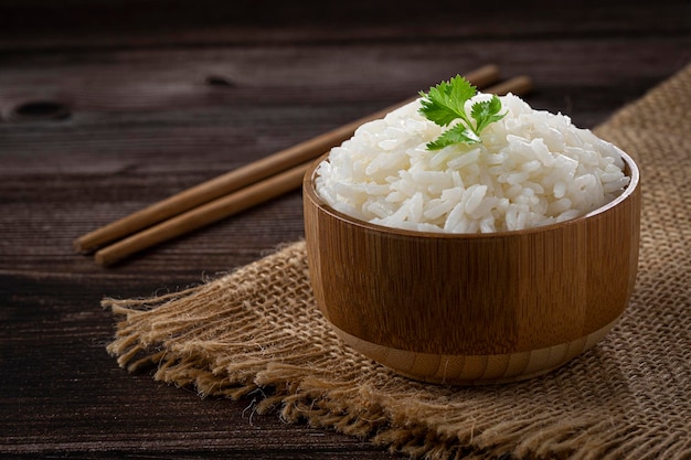 Recipiente con arroz cocido sobre la mesa