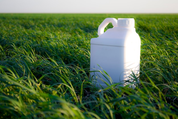 Recipiente blanco en el contexto de recipientes agrícolas de diferentes tipos