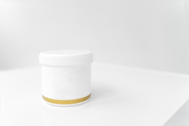Foto un recipiente blanco con una tapa blanca se asienta sobre una superficie blanca.