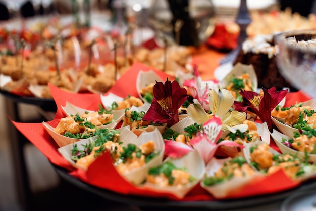 Foto recipiente con bocadillos decorado con flores. enfoque suave. enfoque selectivo.