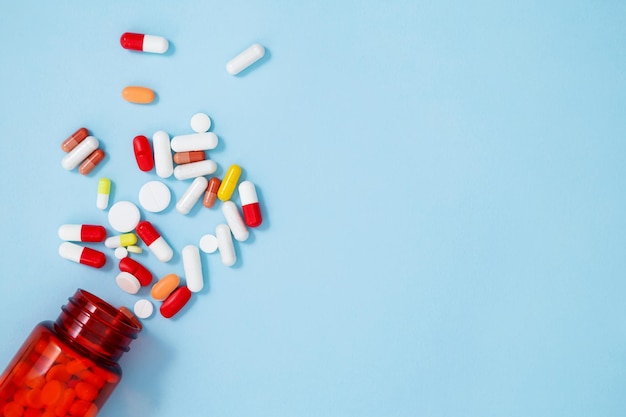 Recipiente de botella con varias cápsulas de tabletas de medicamentos coloridos Concepto de atención médica y medicina