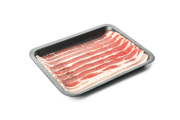 Recipiente com saboroso bacon isolado no fundo branco