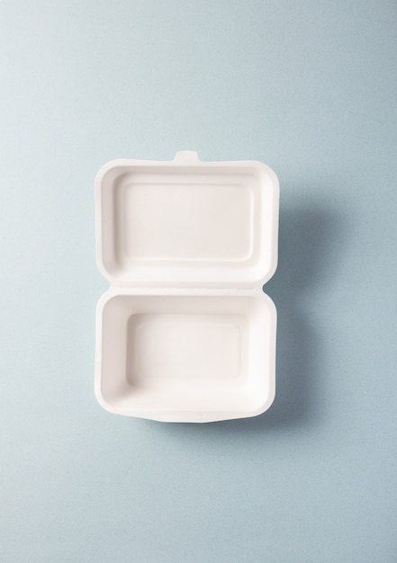 Recipiente de alimentos sem plástico de papel branco isolado