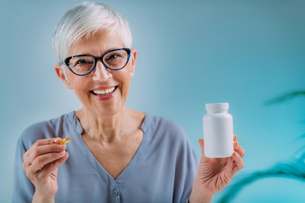 Recipiente de comprimidos brancos em branco para suplementos para idosos