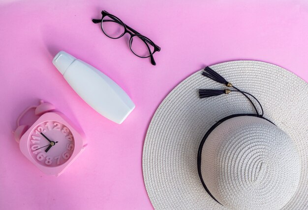 Recipiente de frasco cosmético branco sobre fundo de papel rosa. Conceito de produto de beleza orgânico natural, estilo minimalista de verão