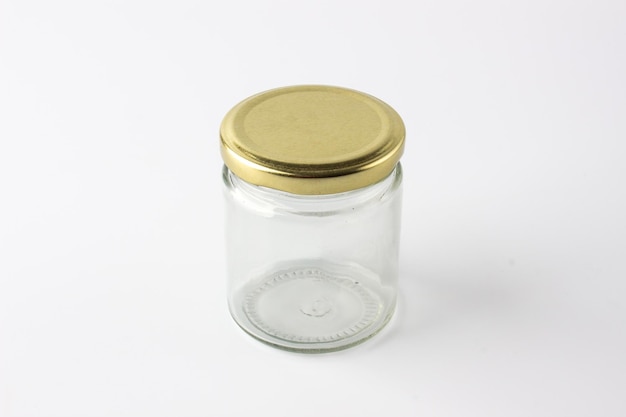 Recipiente de frasco de comida transparente vazio no fundo branco