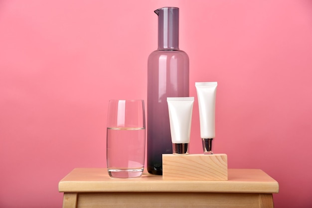 Recipiente de garrafa cosmética em fundo rosa Rótulo em branco para maquete de marca