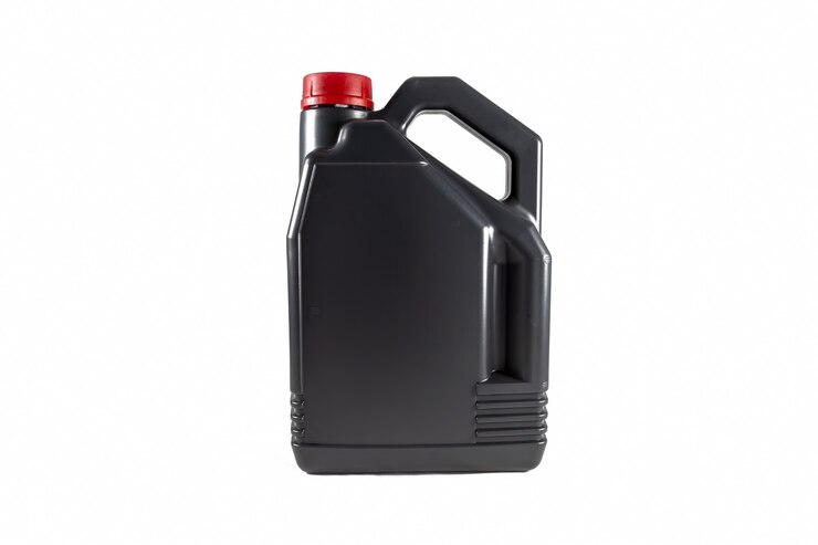 Recipiente de óleo de motor de plástico preto 5 litros isolado no fundo branco