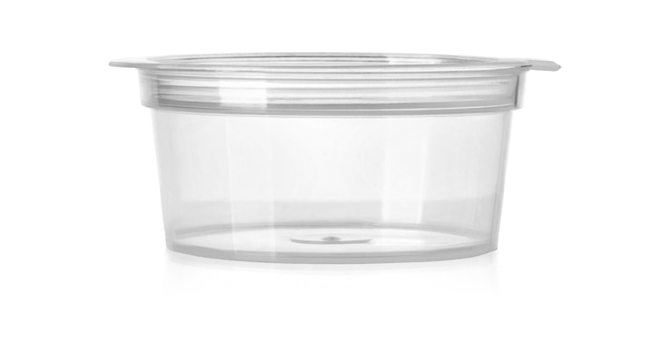 Foto recipiente de plástico para alimentos. isolado no fundo branco com traçado de recorte