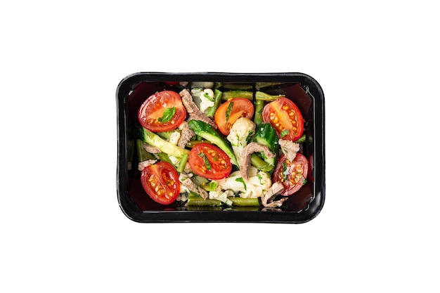 Recipiente de refeição saudável com salada de carne Um conjunto de alimentos para dieta ceto em um recipiente de plástico isolado em branco Vista superior