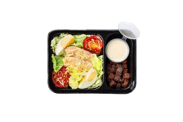 Recipiente de refeição saudável com salada de frango Um conjunto de alimentos para dieta ceto em um recipiente de plástico isolado em branco Vista superior