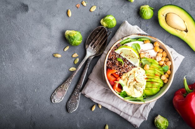 Recipiente con ensalada saludable de cerca