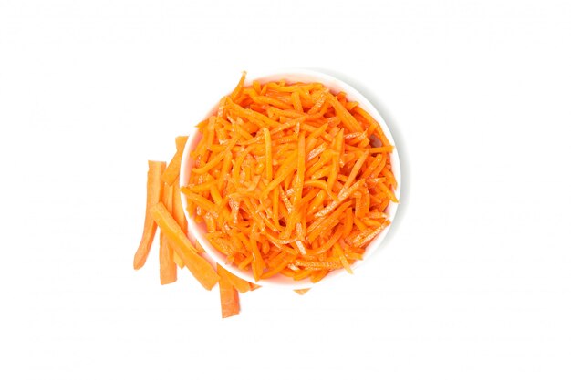 Recipiente con ensalada de zanahoria aislado