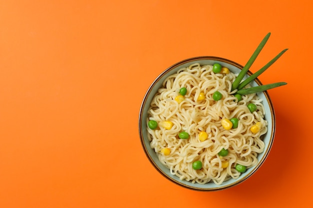 Recipiente con fideos cocidos en naranja