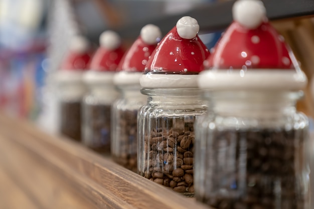 Foto un recipiente con forma de santa claus y café.