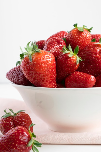 Recipiente con fresas frescas concepto de alimentación saludable