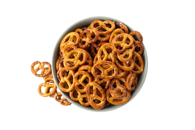 Recipiente con galleta pretzels aislado en blanco