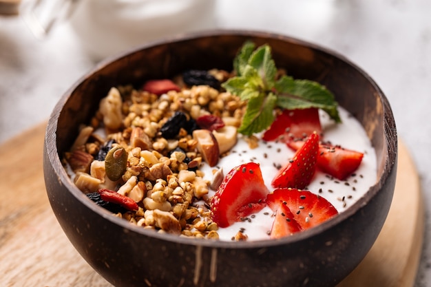 Recipiente con granola, fresas y yogur