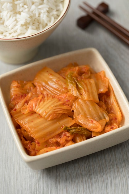 Recipiente con kimchi coreano tradicional