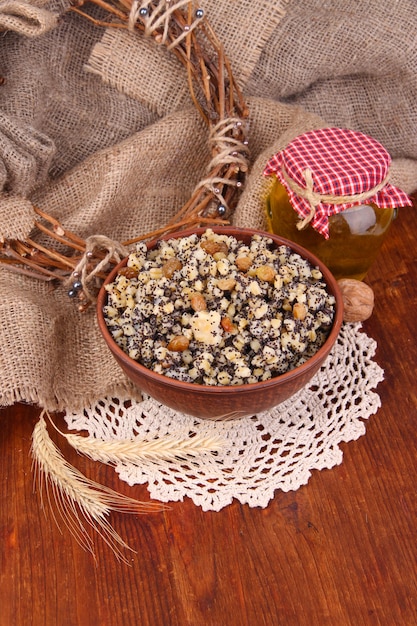 Recipiente con kutia - comida dulce tradicional de Navidad en Ucrania, Bielorrusia y Polonia, sobre mesa de madera