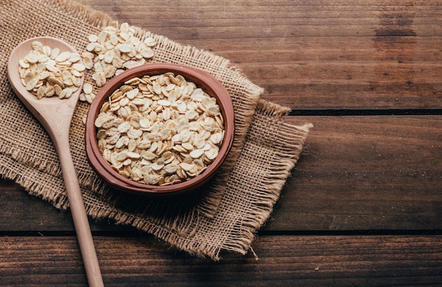 Recipiente lleno de avena cruda, estilo rústico