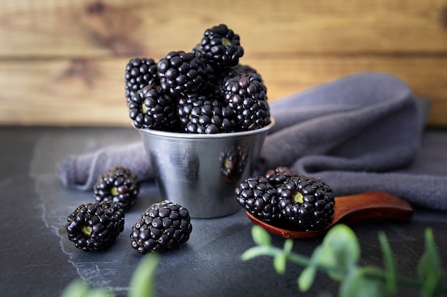 Recipiente con moras frescas