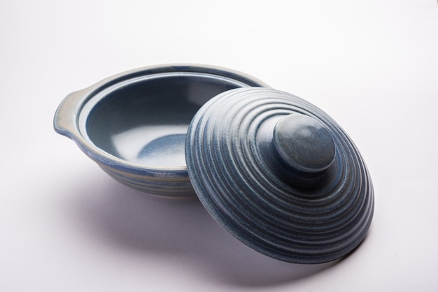 Recipiente o recipiente de cerámica vacío azul con tapa, aislado sobre una superficie plana
