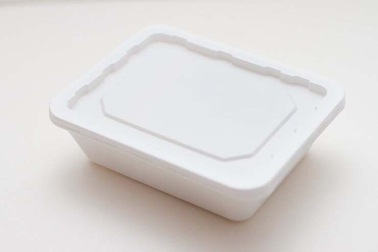recipiente de plástico para fideos instantáneos sobre fondo blanco