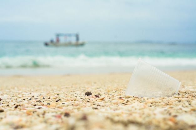 Recipiente de plastico en la playa reciclaje