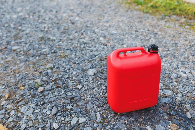 Recipiente de plástico rojo vacío Enfoque selectivo Ayuda en la carretera Escasez de combustible aceite diesel gasolina