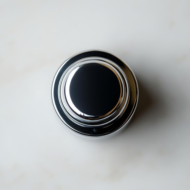 un recipiente de plata con una tapa negra que dice la parte superior